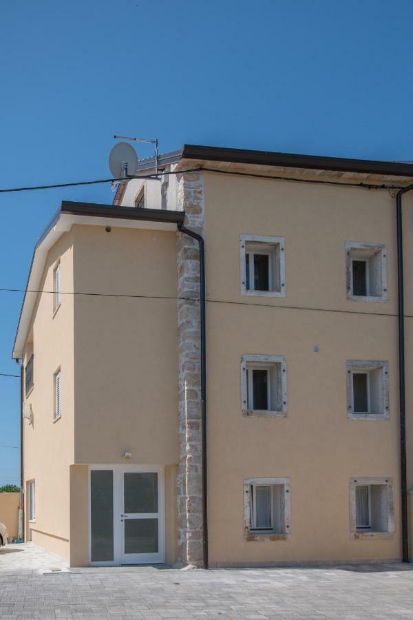 Lana House With Apartments Petrovija Экстерьер фото