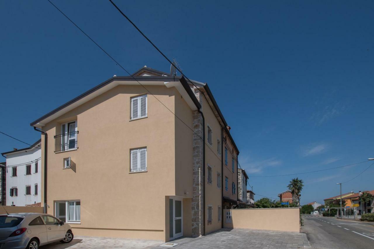 Lana House With Apartments Petrovija Экстерьер фото
